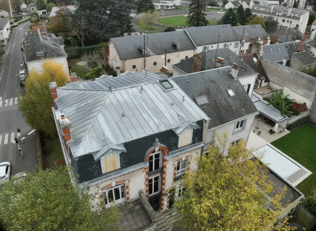 Inspection de toiture par drone dans l'Indre-et-Loire Inspection de toiture par drone dans l'Indre-et-Loire