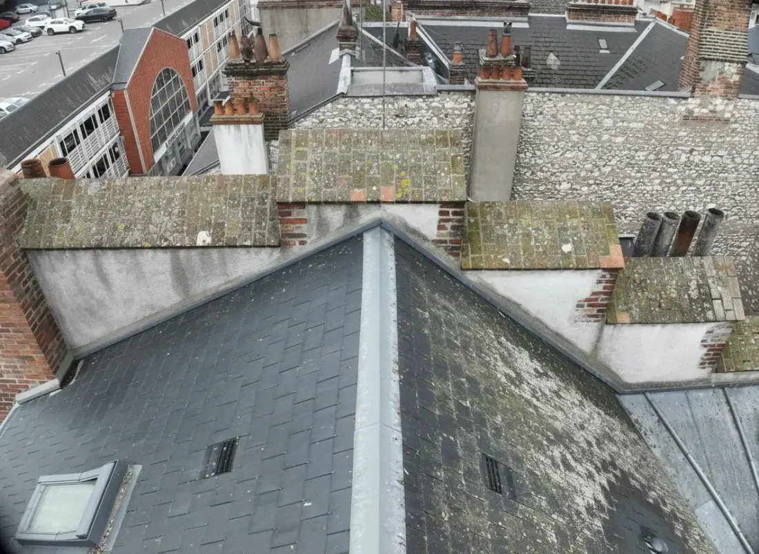 Inspection de toiture par drone dans l'Indre-et-Loire Inspection de toiture par drone dans l'Indre-et-Loire